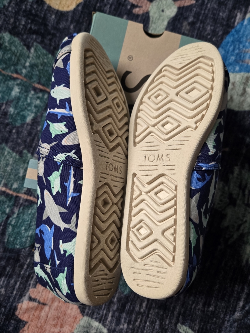 NWT TOMS Shark Print Canvas Slip-Ons in Navy Size 6 - Picture 4 of 5